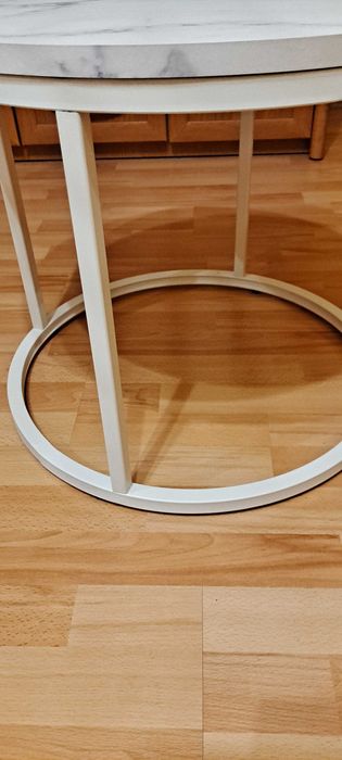 Stolik kawowy okrągły Loft w kolorze białego marmuru