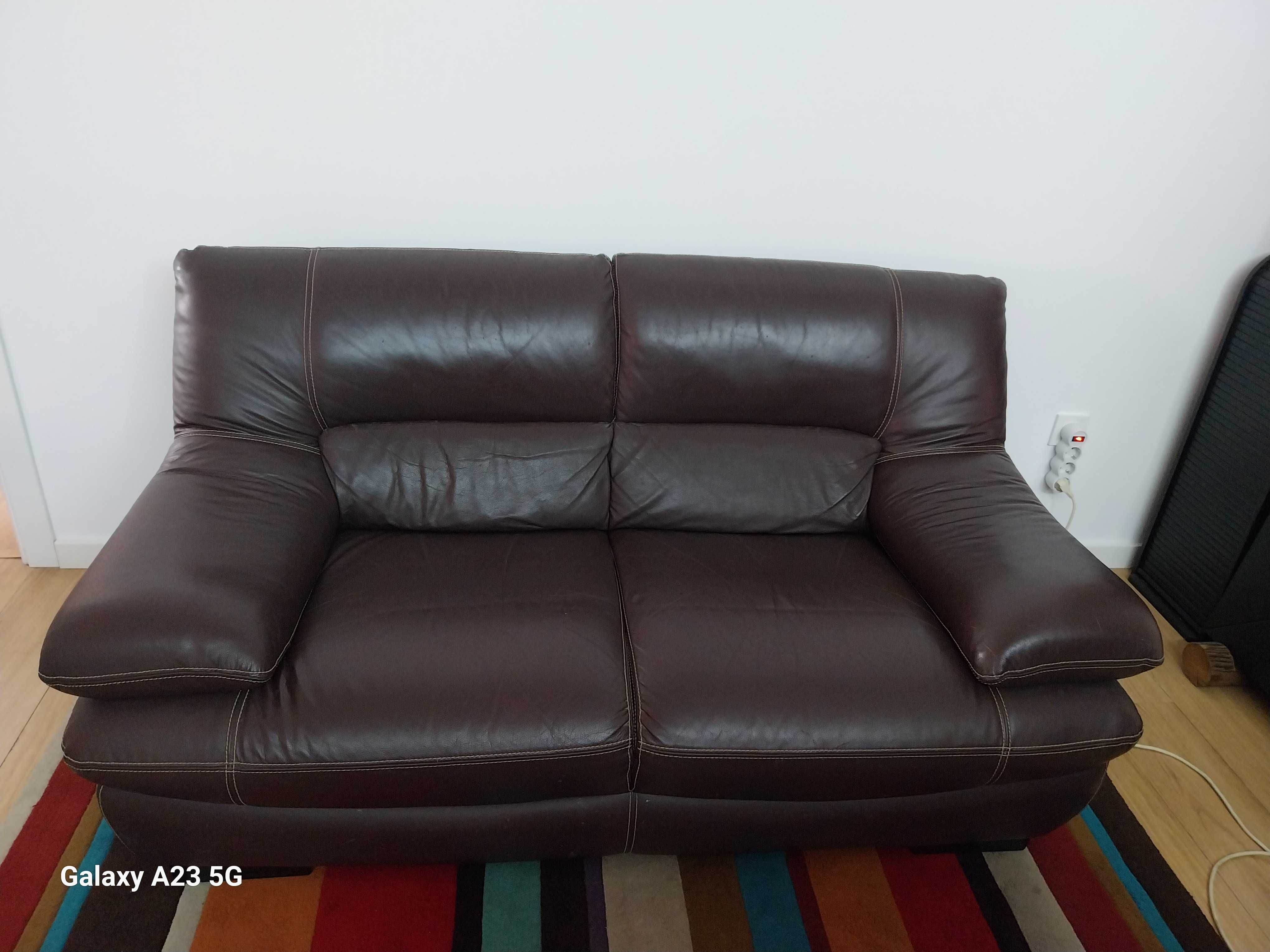 Vendo sofá de 2 lugares em pele