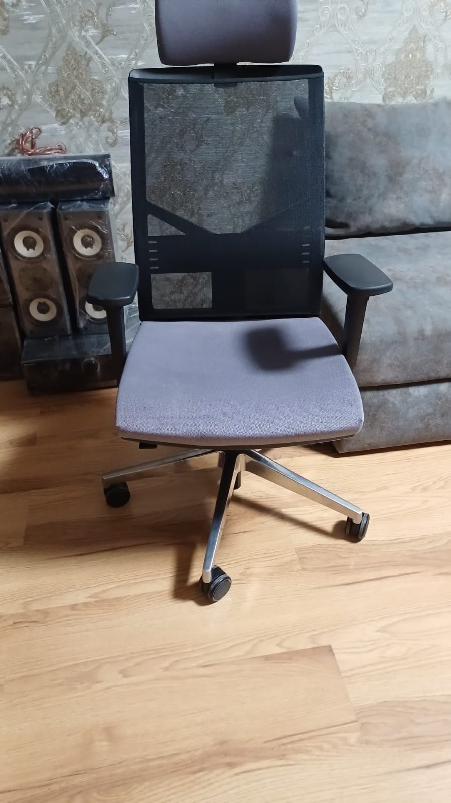 Очень надёжный и удобный стул.