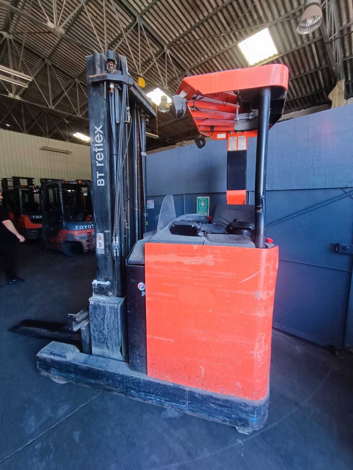 Empilhador  /Retratil  Mastro com elevação 5.700mm