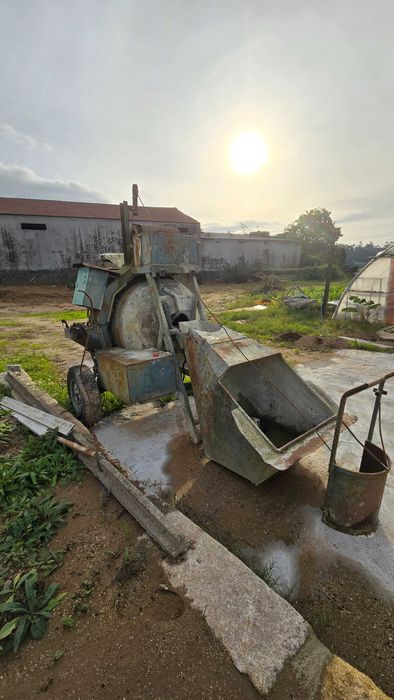 Betoneira com pá de arrasto