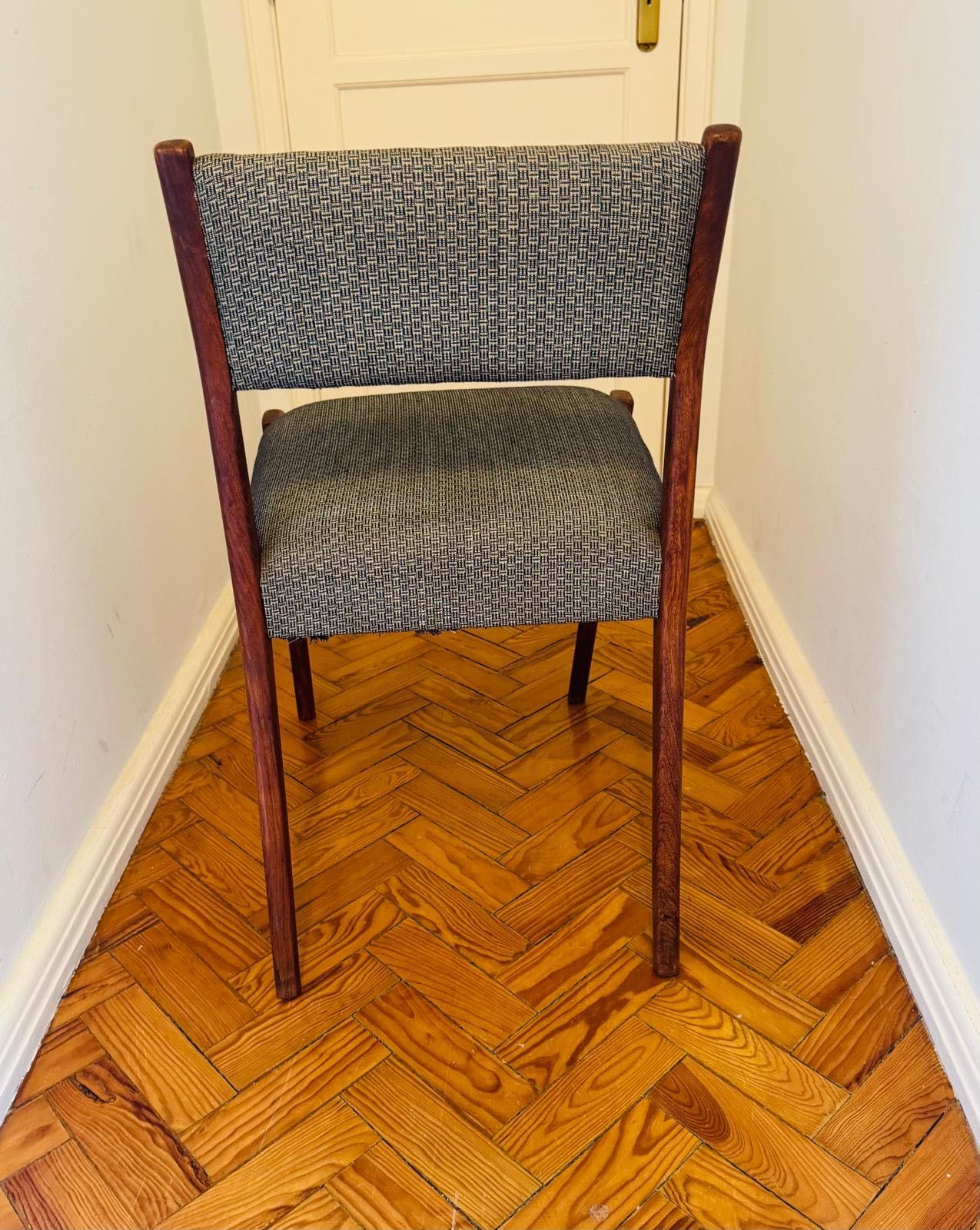 "Conjunto de 6 Peças de Cadeiras de Madeira Elegantes.