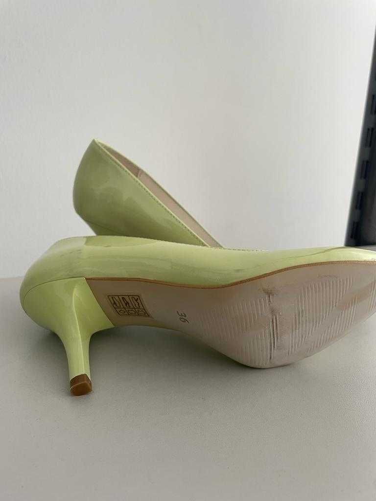 Szpilki damskie na wesele oliwkowe.
