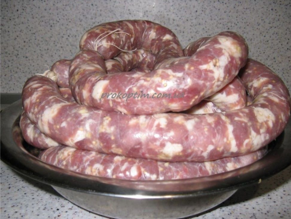 Домашня ковбаса зі свинини.
Мясо нарізане кусочками, не фарш,в склад в