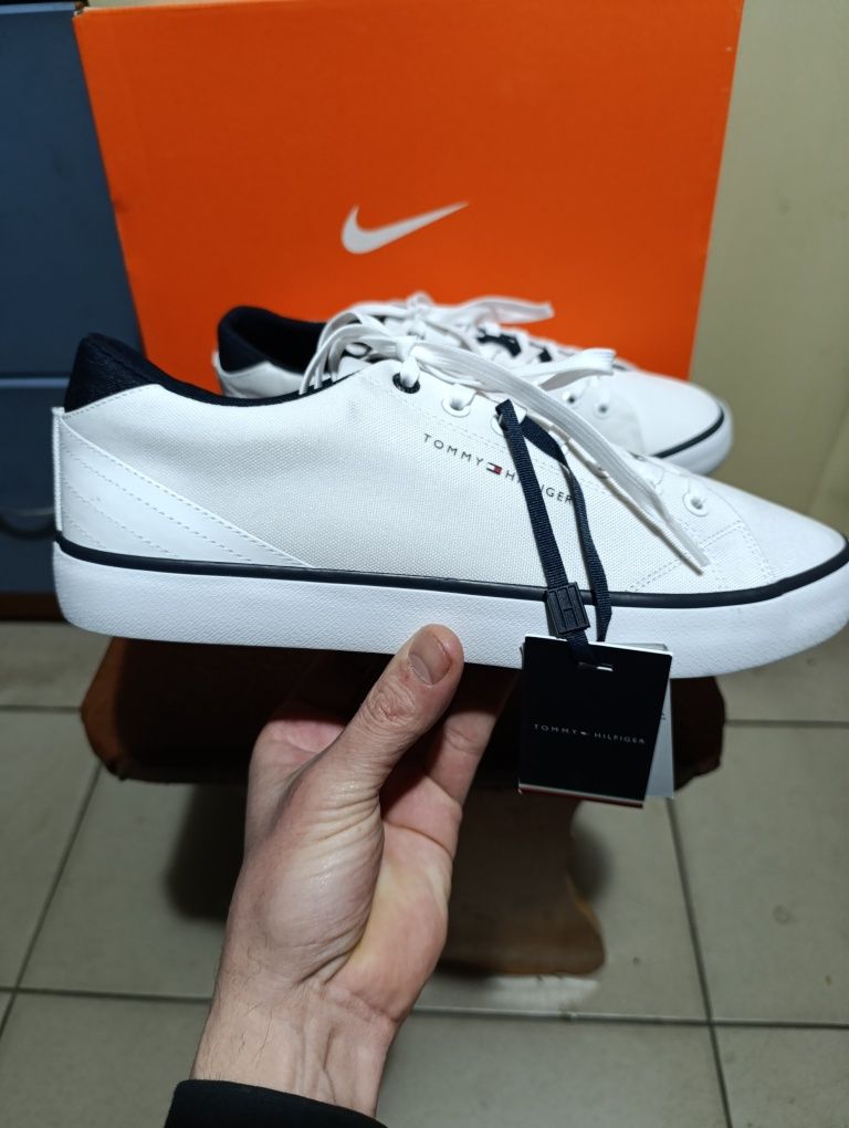 Tommy Hilfiger Vulc core low  original p. 44(28) нові