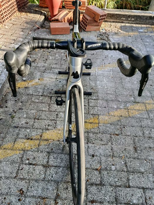 MMR Tam S em carbono como nova mudanças elétricas D2 Shimano 105