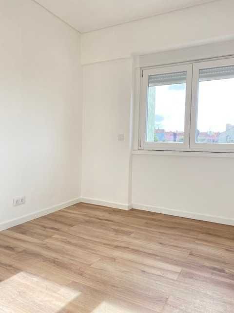 Apartamento T2, com terraço, remodelado, junto ao comboio da Amadora.