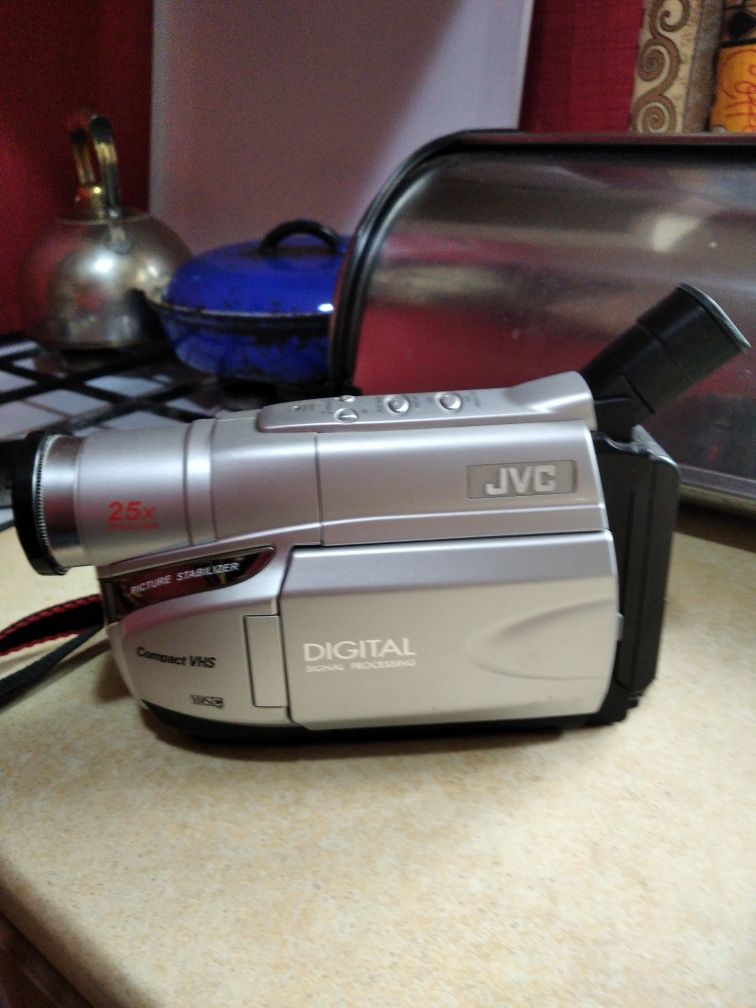 Продам  видеокамеру JVC