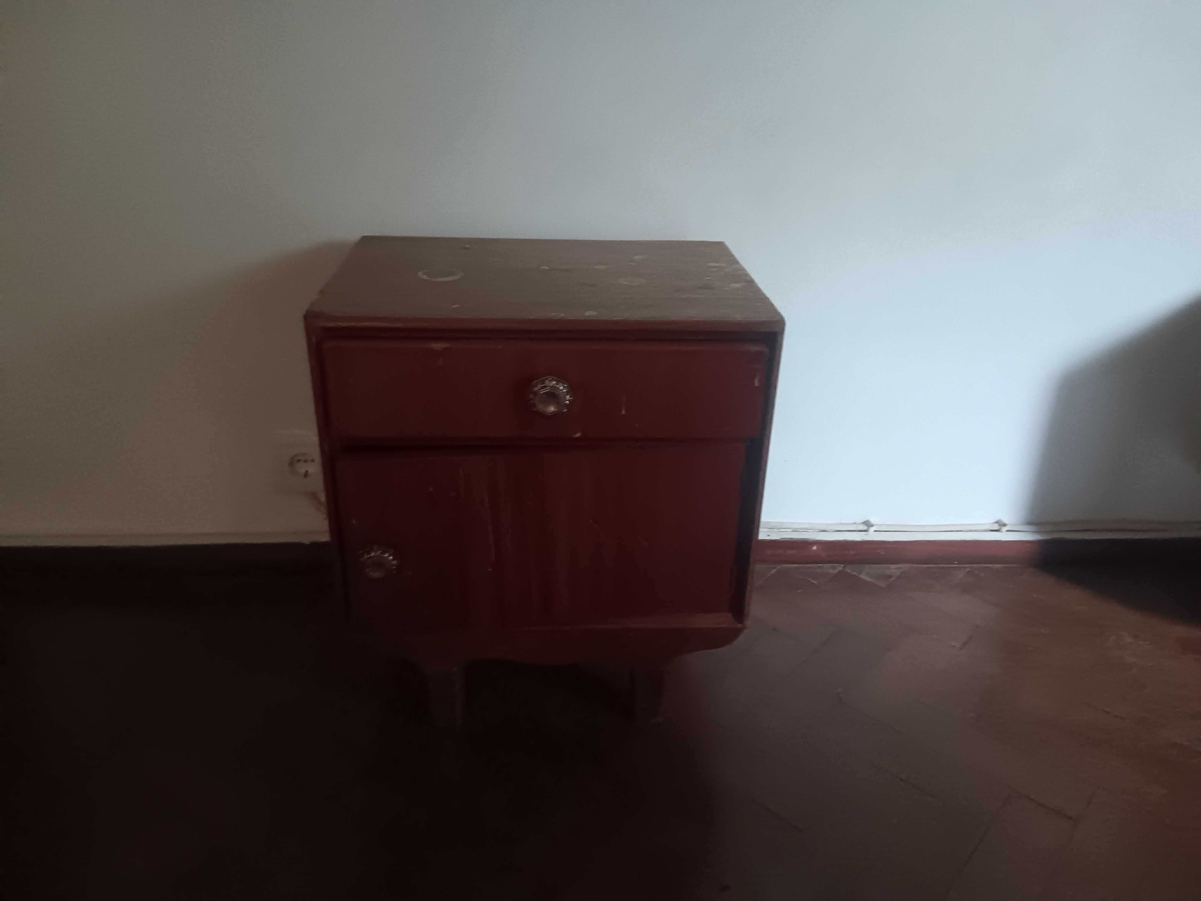 Mobilia antiga e sofás