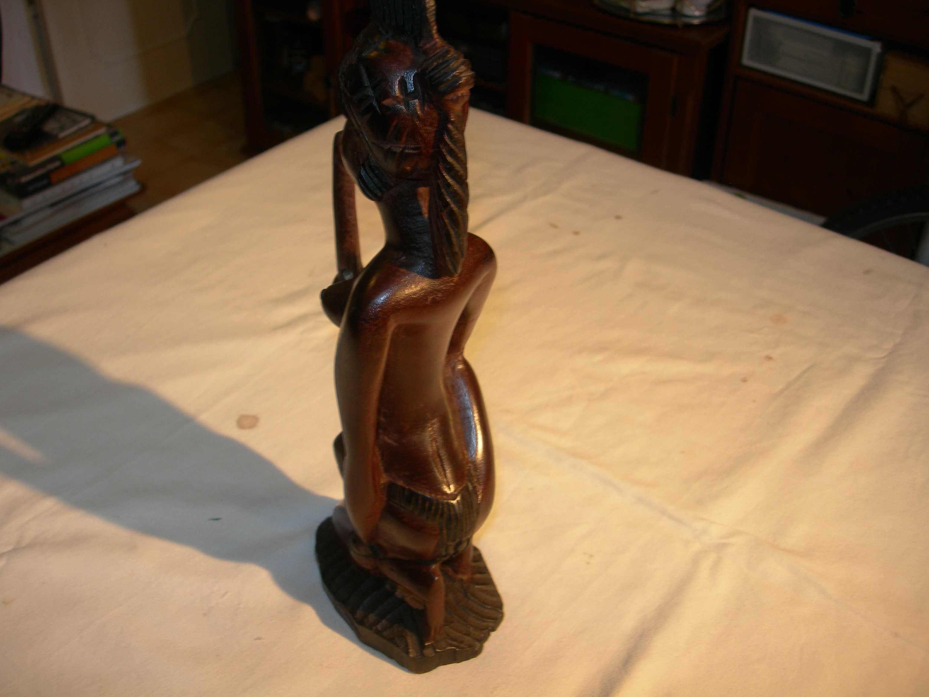 Estatueta tribal. Madeira.