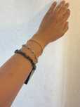 Pulseiras prateadas e dourada da marca Seanna
