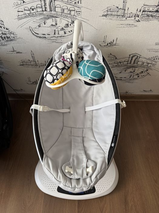 Заколисуючий центр mamaRoo, укачивающий центр, гойдалка шезлонг 4moms