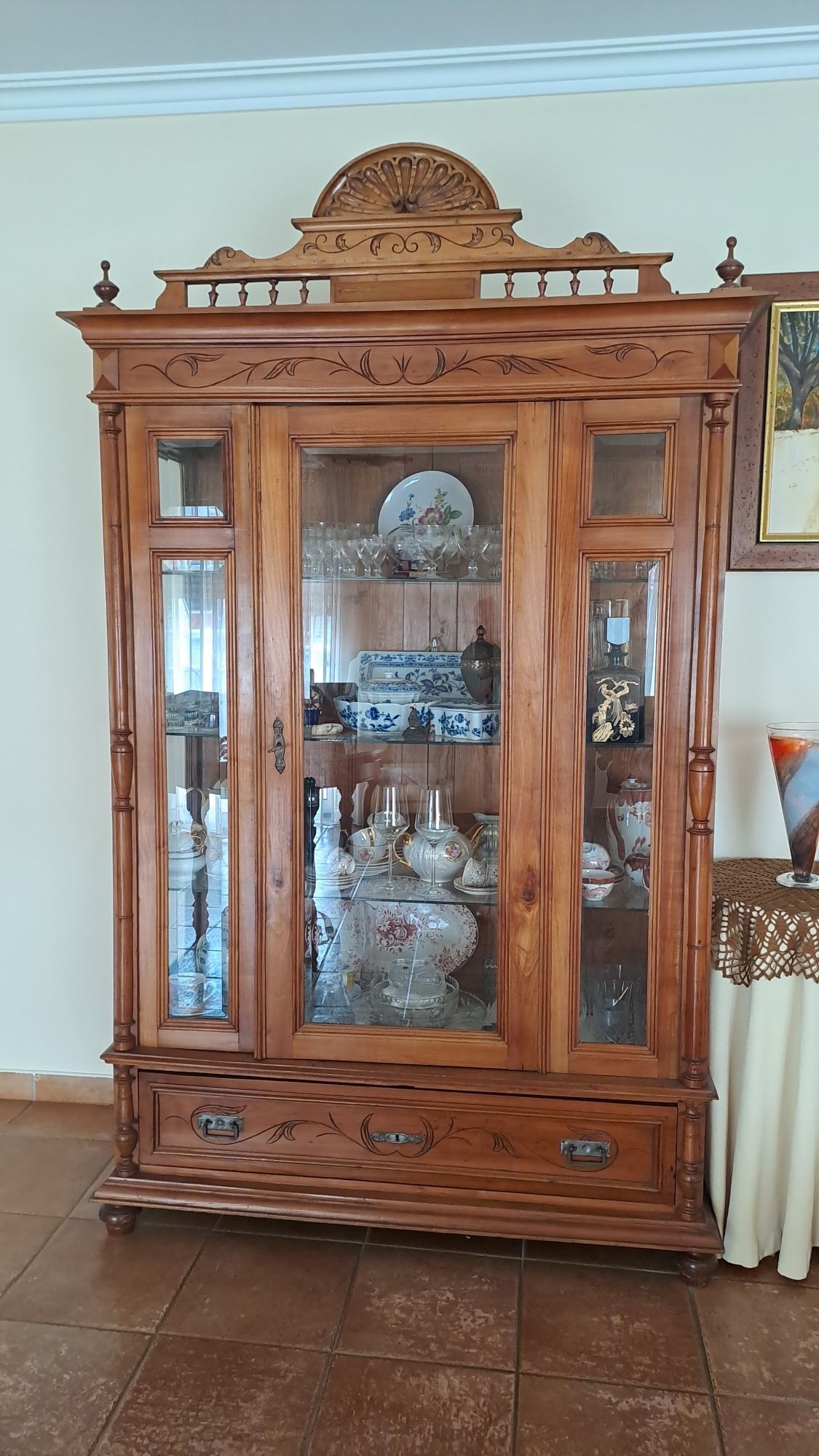 Cristaleira clássica em madeira