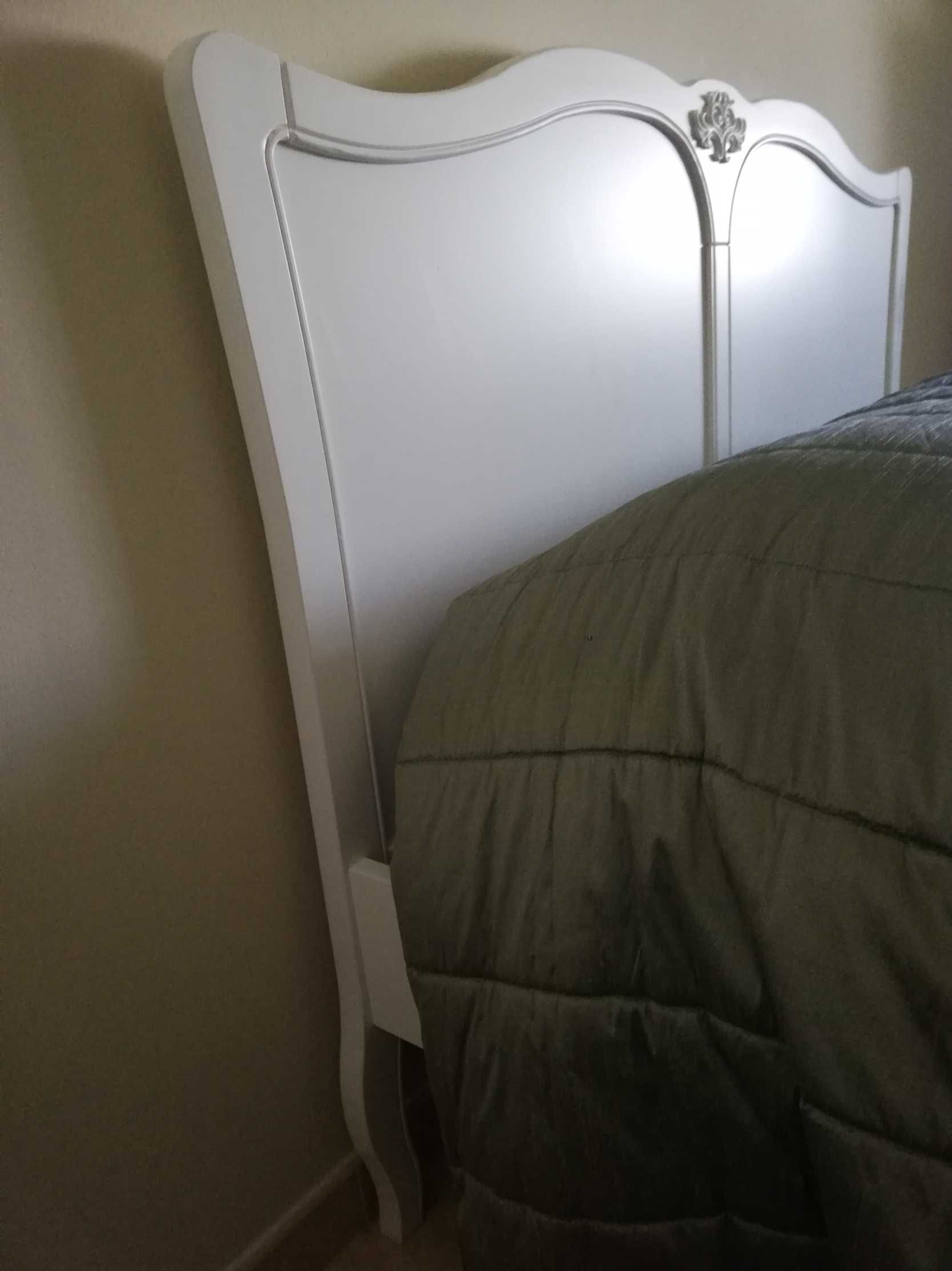 Cama de casal - pinho, cor branco, ao estilo romântico.