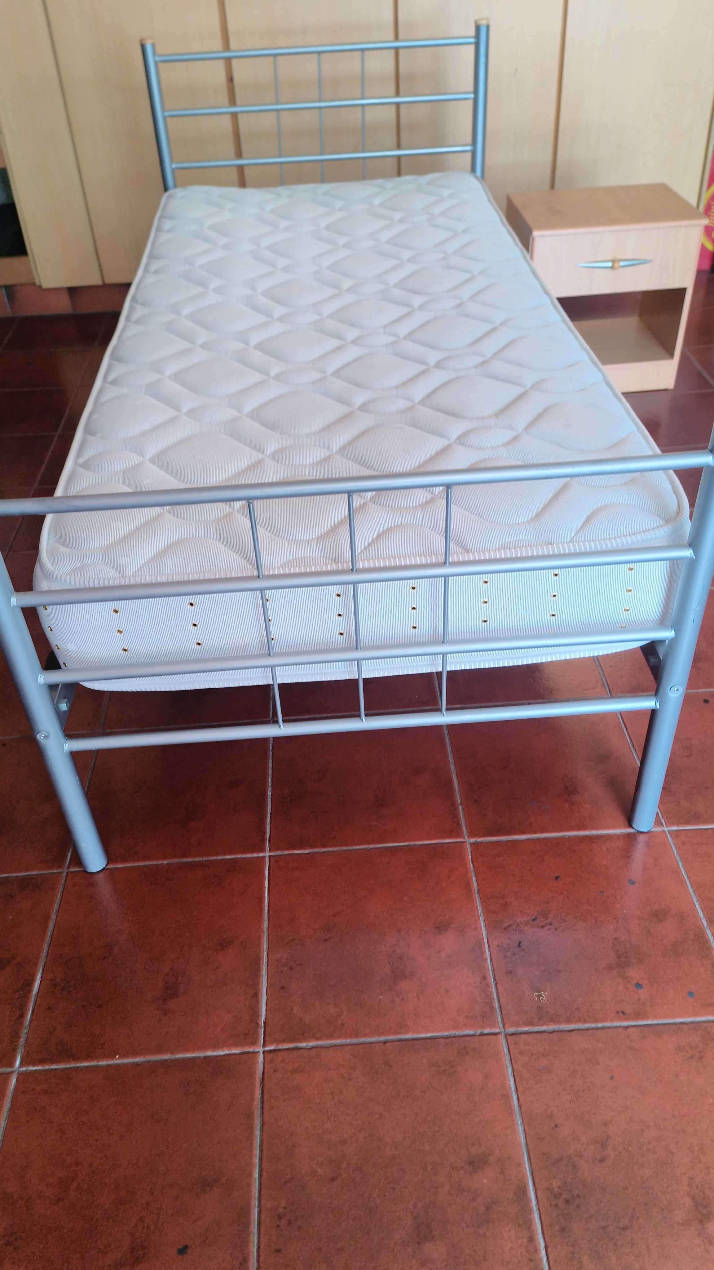 Cama individual.