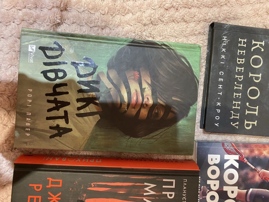 Приховані малюнки, усі в моїй родині вбивці,лисяча нора, тінь у жариві