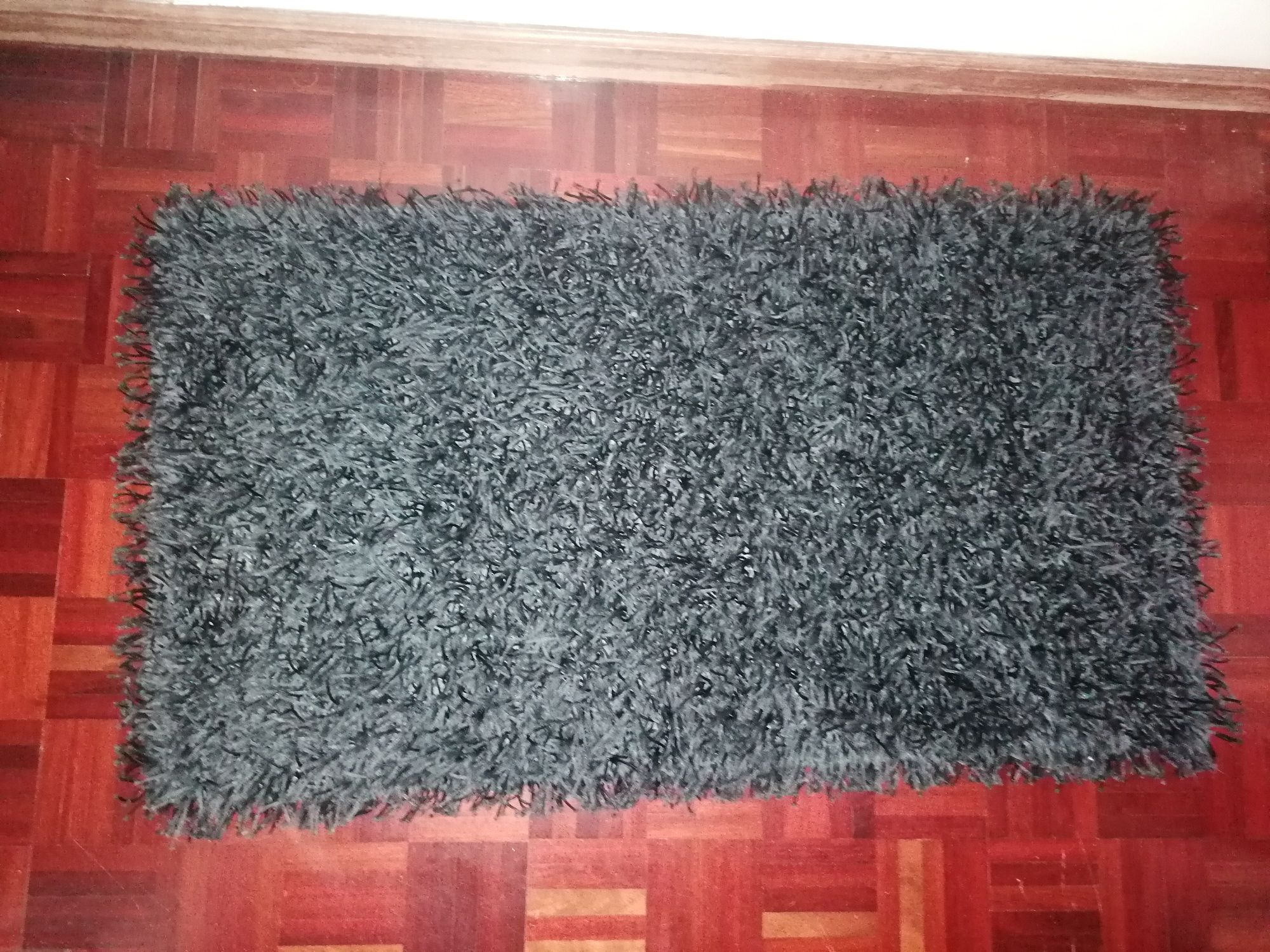 Três tapetes pretos em bom estado