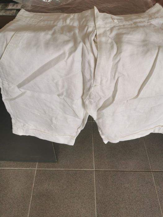 Calções brancos para homem.