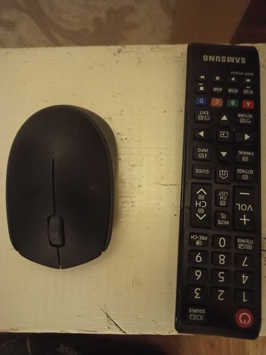 Телевізор Samsung UE43NU7090U  з кріпленням на стіну