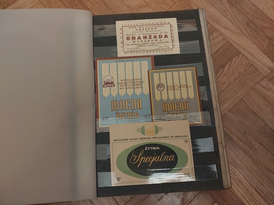 Stary klaser z etykietami z alkoholi z prl