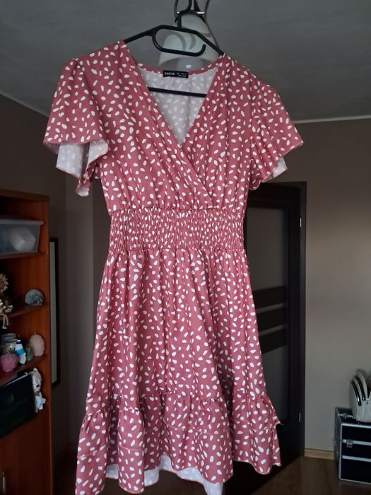 Różowa sukienka w białe kropki/wzorki