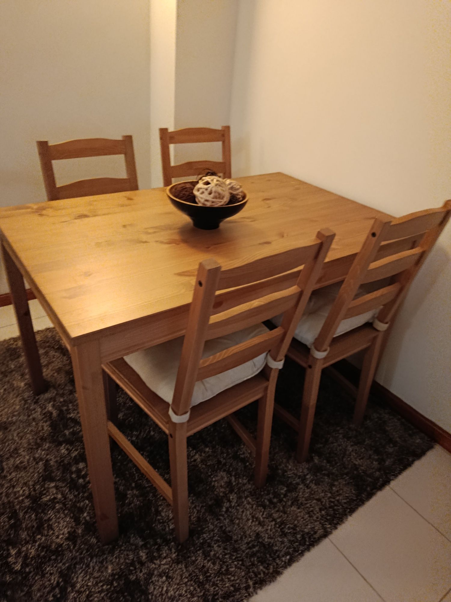 Mesa de sala e cadeiras IKEA