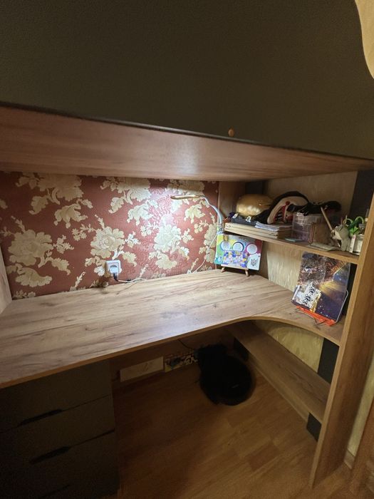 Дитяче ліжко горище зі столом