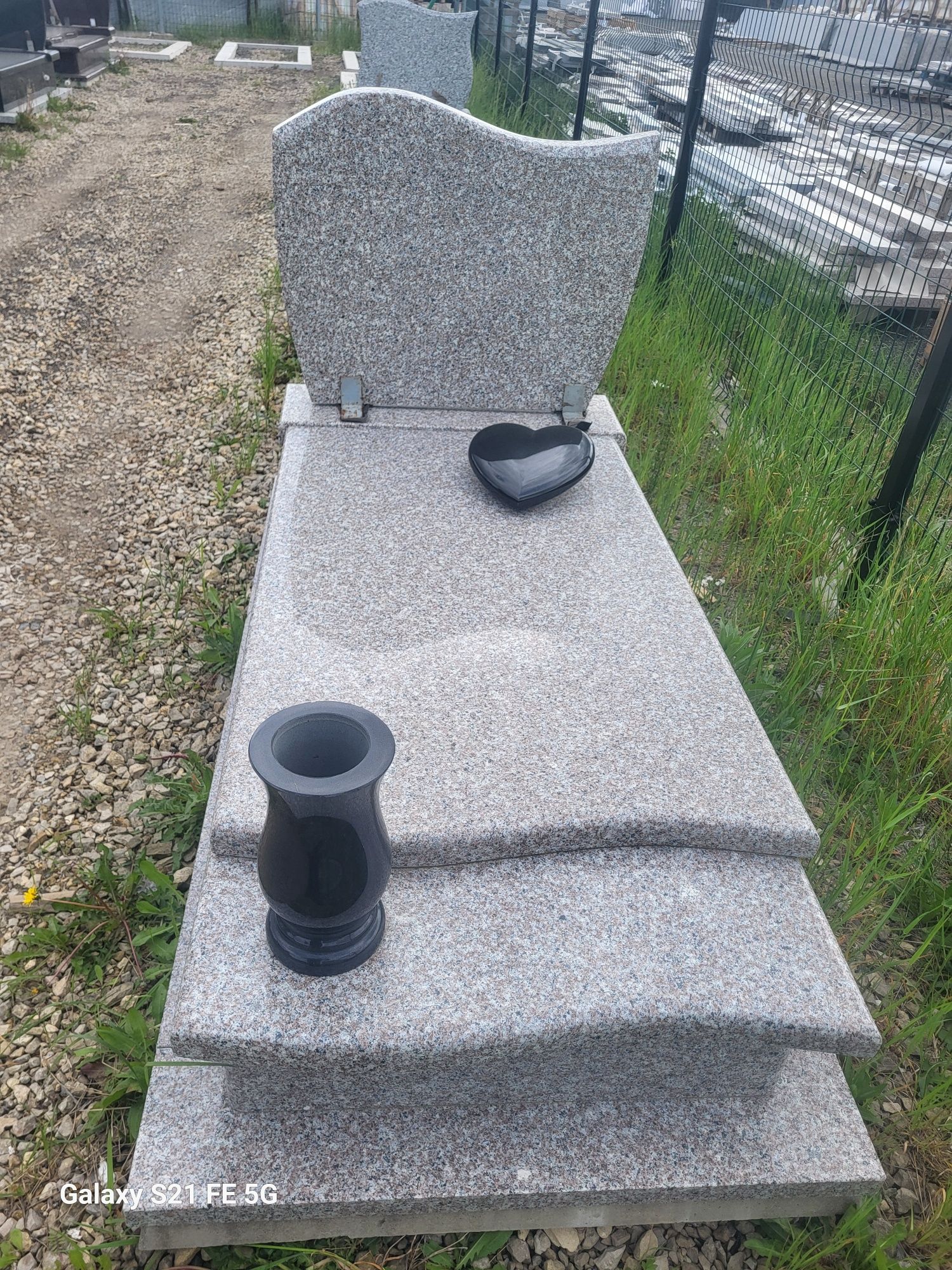 Tanio Pomniki  od 4500 .Nagrobki na groby ziemne