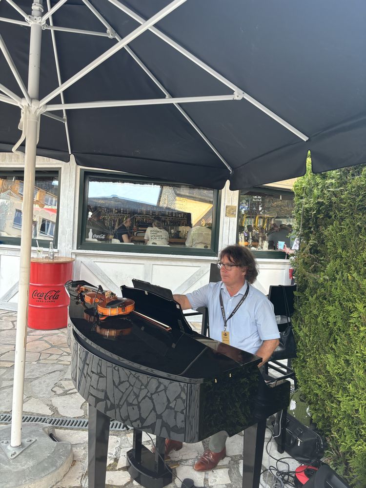 Pianista oprawa muzyczna Fortepian czarny Pomorskie Sopot Gdańsk