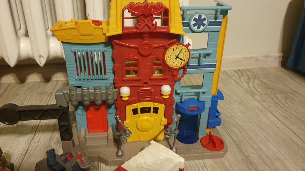 Miejskie Centrum Ratunkwe Imaginext Fisher Price Karetka Policja Holow