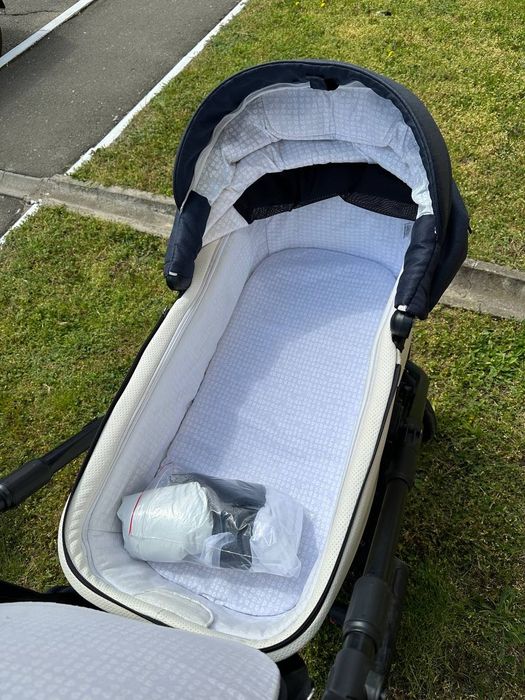 Продам універсальну дитячу коляску Adamex Barcelona 3 в 1.