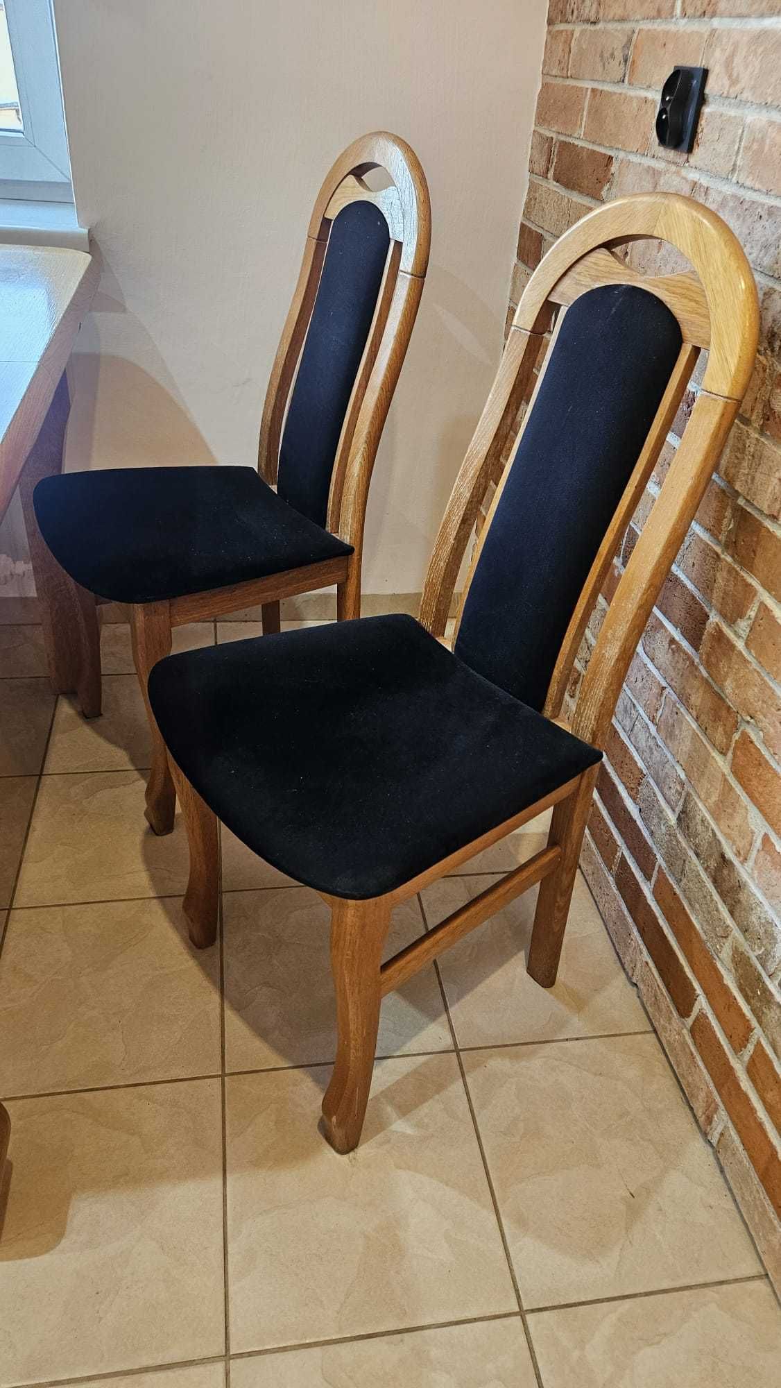 Solidny stół sosnowy rozkładany wraz z sosnowymi krzesłami.