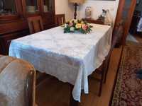 Toalha de mesa centenária à mão num convento