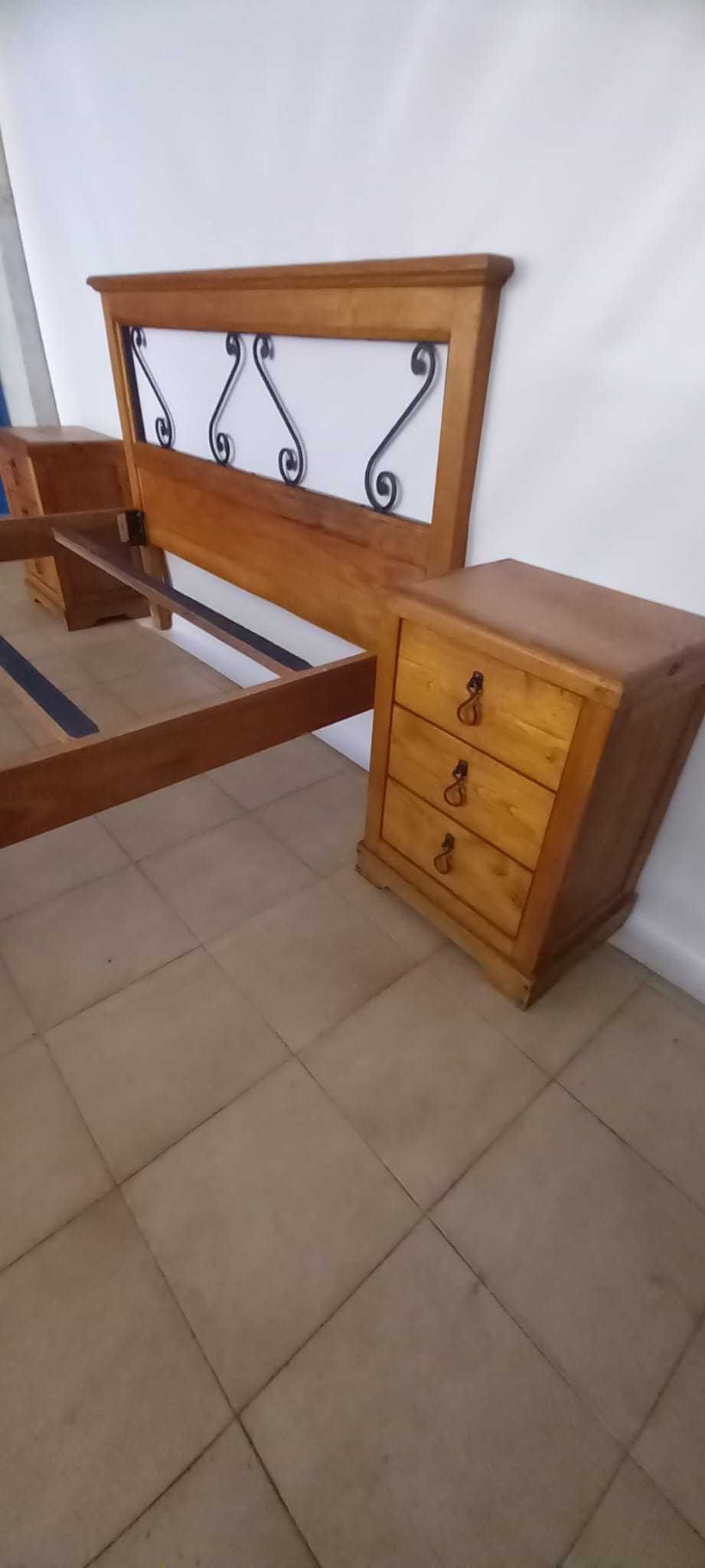 Cama e duas mesas cabeceira
