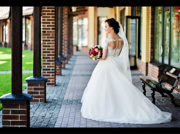 Весільна сукня (невінчана) кольору айворі