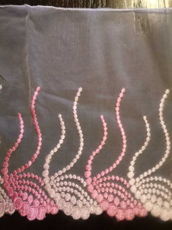 Koronka na tiulu ecru, gipiura, różowy haft - szer. 22cm
