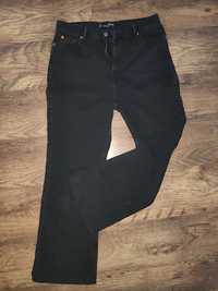 Czarne spodnie z szerokimi nogawkami dzwony