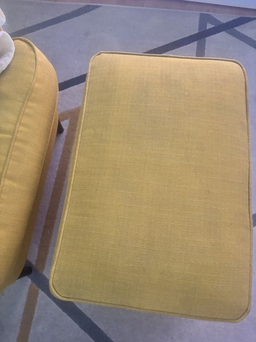 Cadeirao e pufe amarelo do Ikea