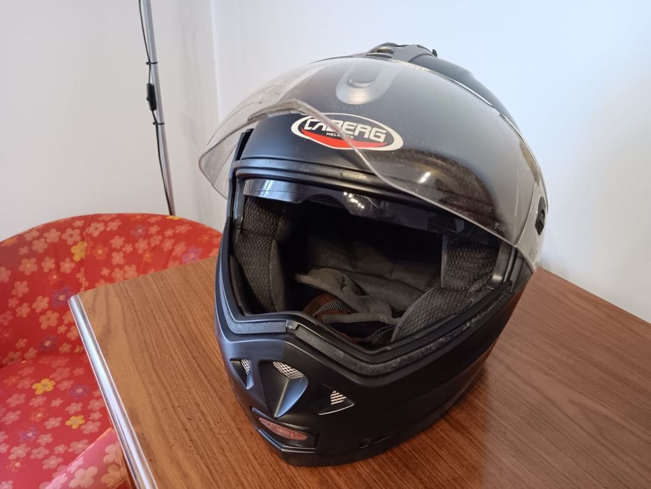 Conjunto de dois capacetes de mota