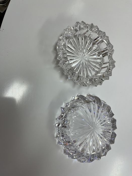 2 peças decorativas em forma de cinzeiro e um veleiro