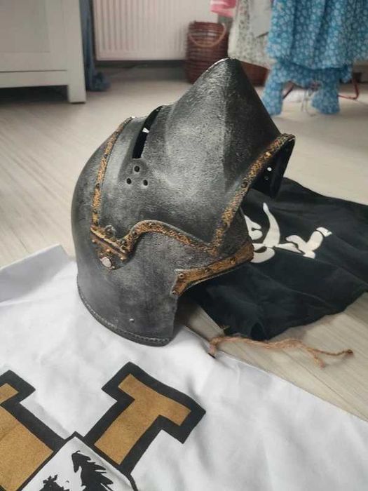 Hełm krzyżackiego kawalerzysty (plastikowy) + peleryny gratis