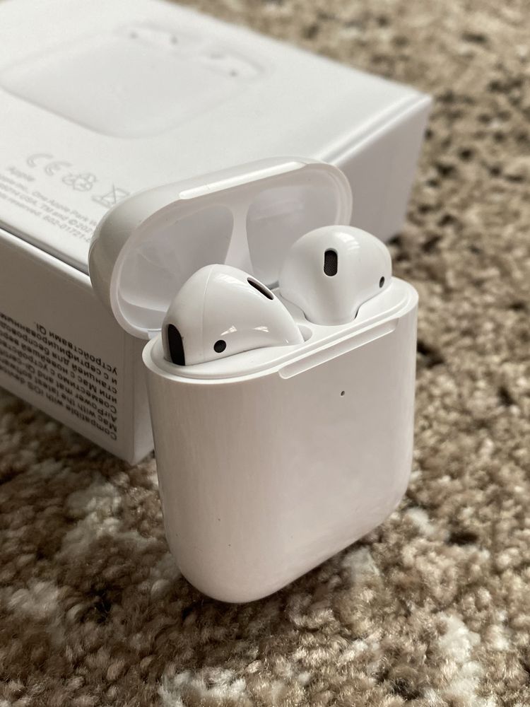 Apple AirPods 2 with charging case оригінал б/у в ідеальному стані!!!