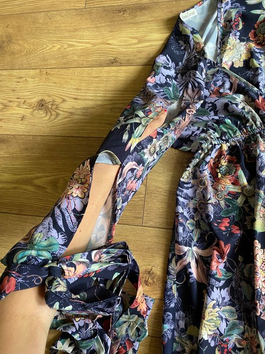 Sukienka granatowa fioletowa w kwiaty, falbanki