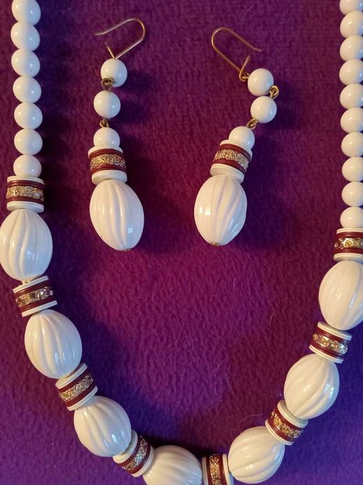 Ожерелья, бусы, наборы.