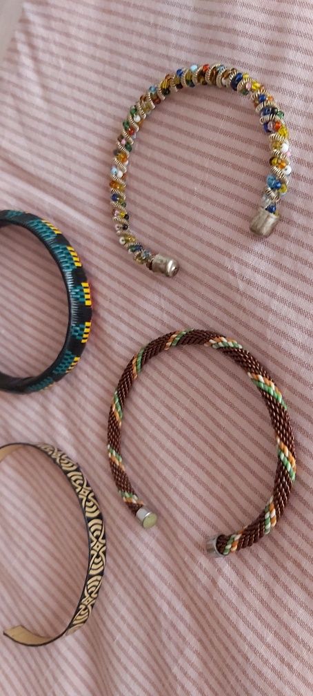 Várias pulseiras bijuteria / praia