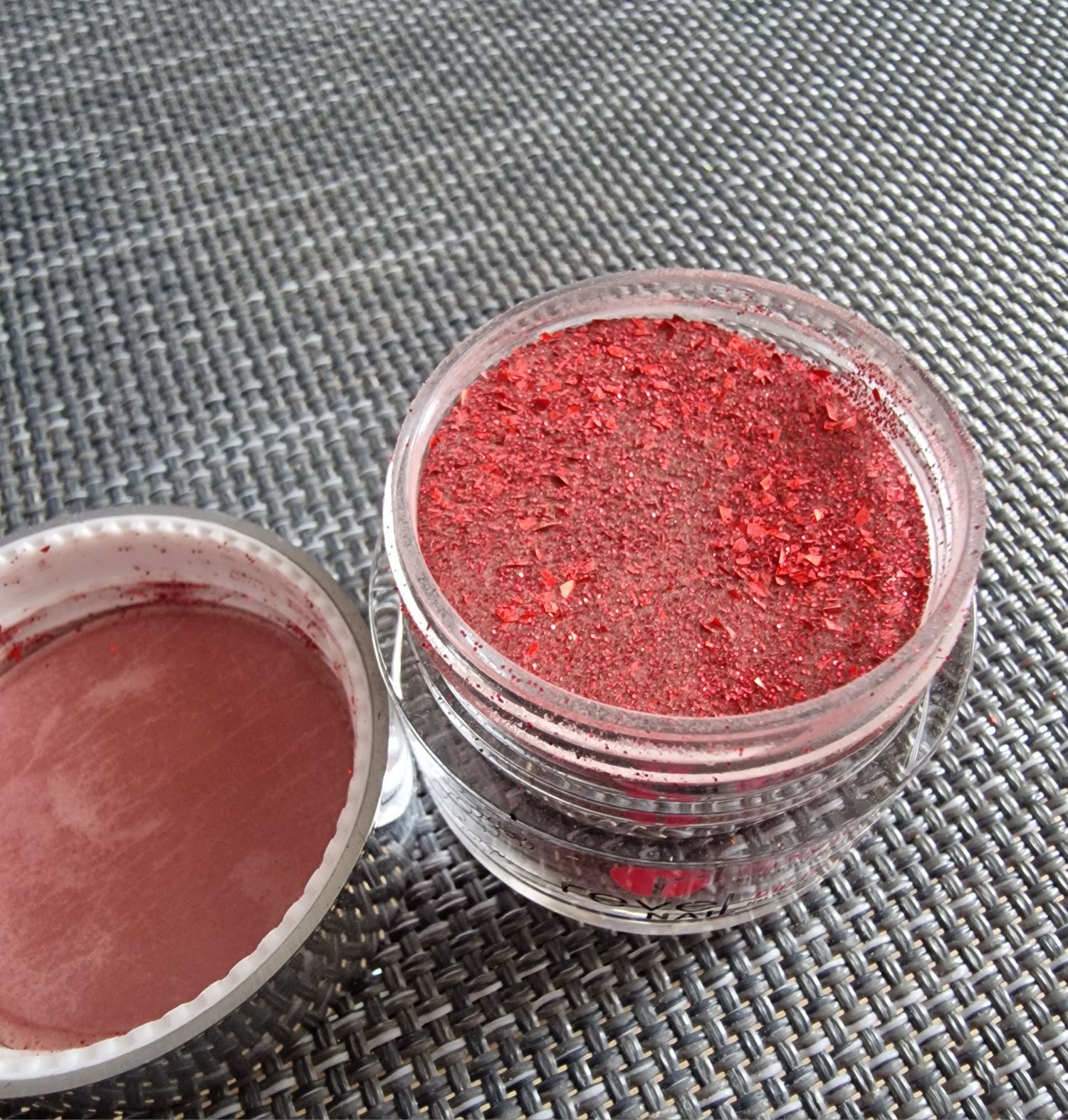 Pudry tytanowe kolory manicure tytanowy