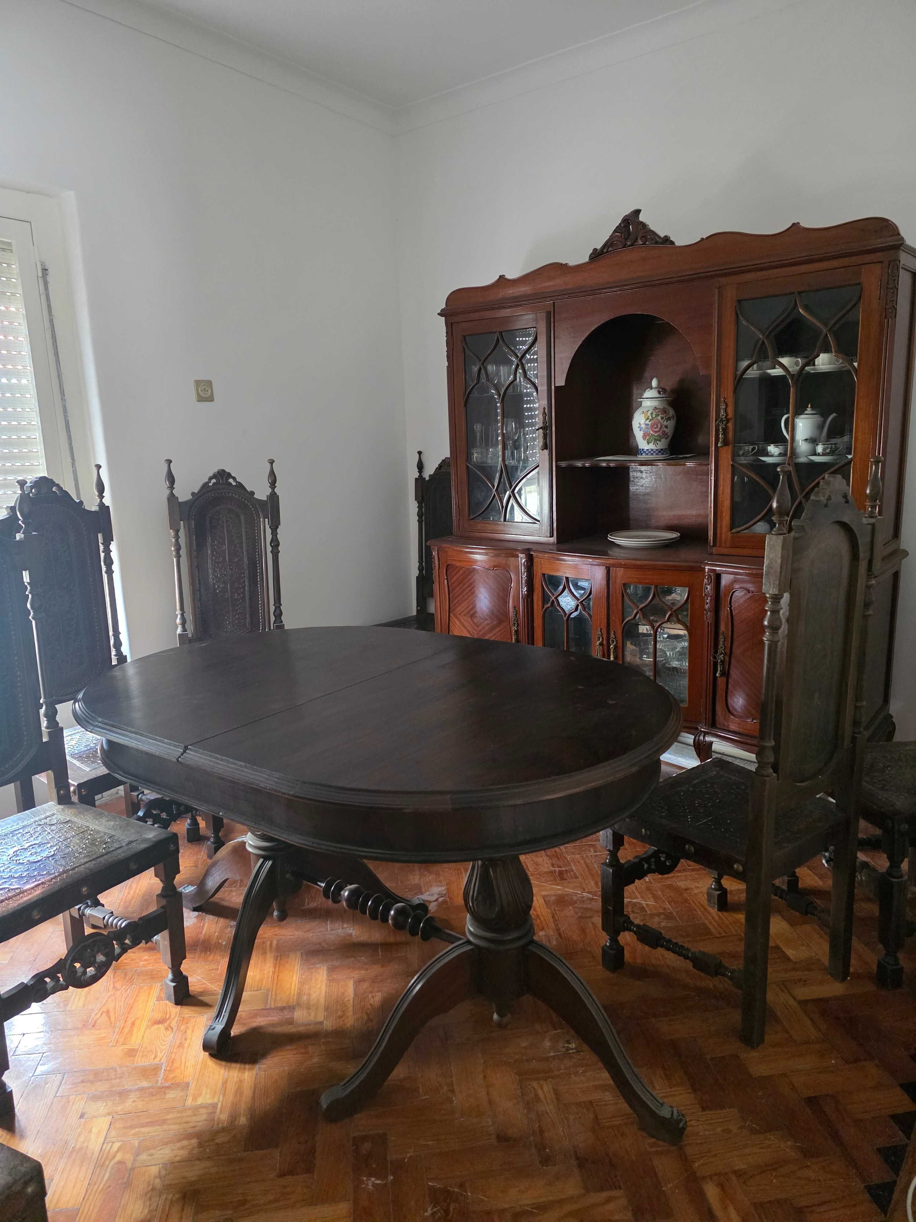 Conjunto de mesa com cadeiras e candeeiros