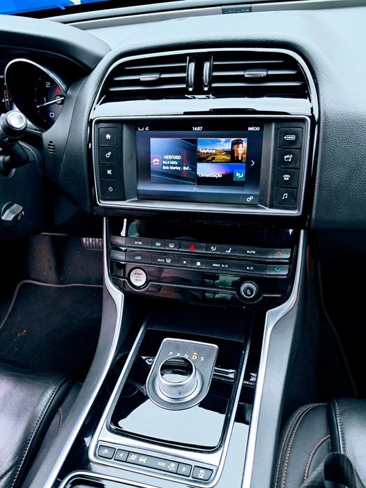 Jaguar XE 2016..