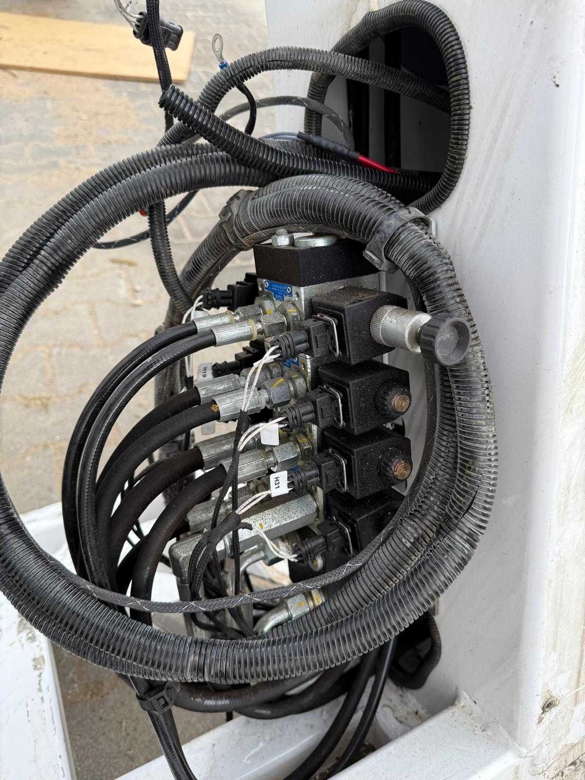 Podnośnik koszowy hydrauliczny / elektryczny.