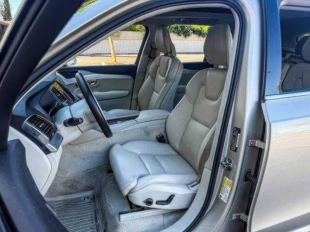 2016 Volvo XC90 T8 eAWD Momentum